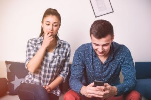 Парень общается с другими девушками