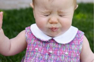 Ребенок хрюкает носом