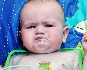 Ребенок хрюкает носом