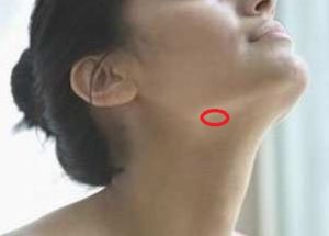 Боль слева под челюстью, отдает в ухо