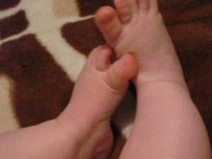 Малыш 5 месяцев трёт ножку об ножку