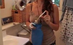 Ребёнок балуется с клизмой