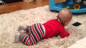 Ребёнок в 8 мес не ползает