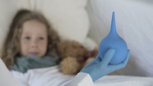 Ребёнок балуется с клизмой