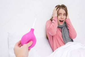 Ребёнок балуется с клизмой