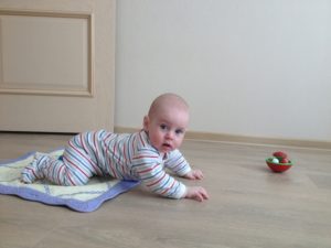 Ребёнок в 8 мес не ползает