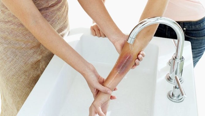 промыть место протечной водой