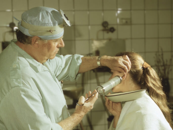 Промывание уха при отите перекисью водорода