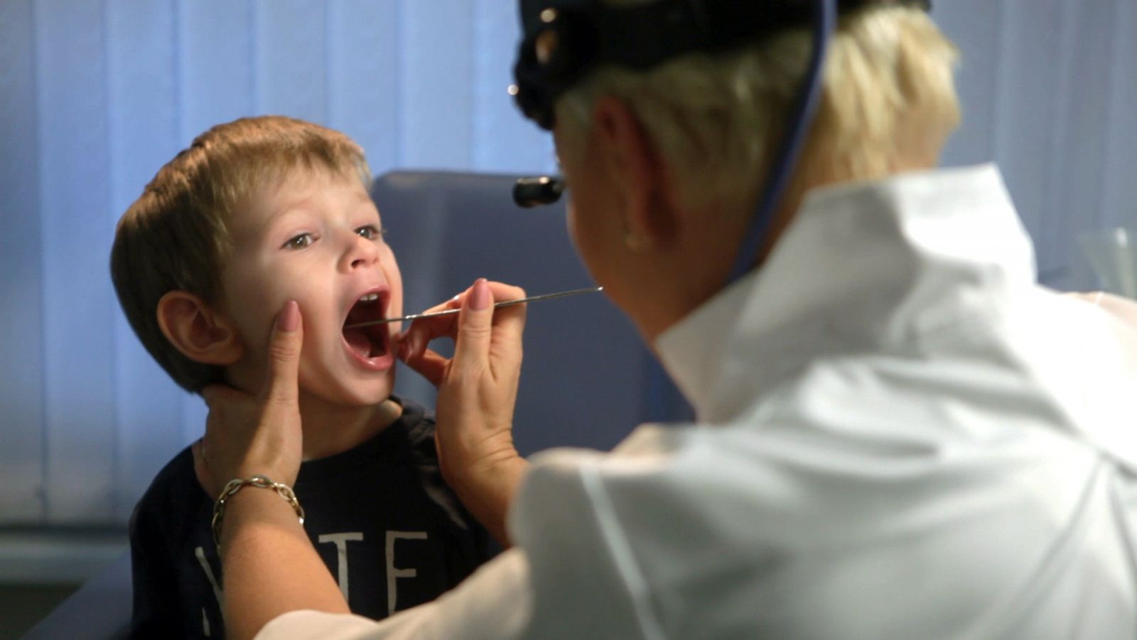 Можно ли капать этиловый спирт в ухо при отите