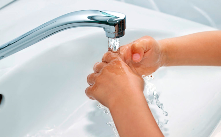 Промывает ожог