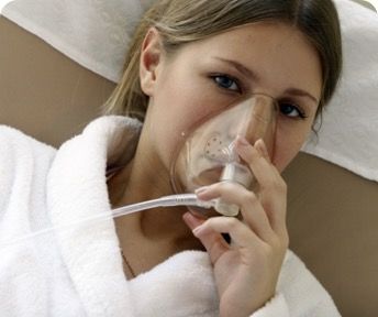 Кислородный ингалятор для облегчения дыхания при пневмонии