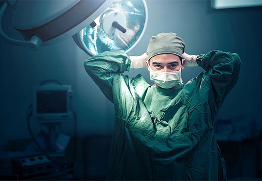 доктор завязывает маску