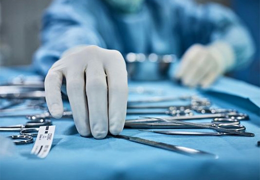 врач берет инструмент