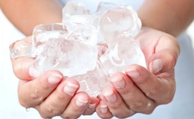 Использование льда для устранения отека